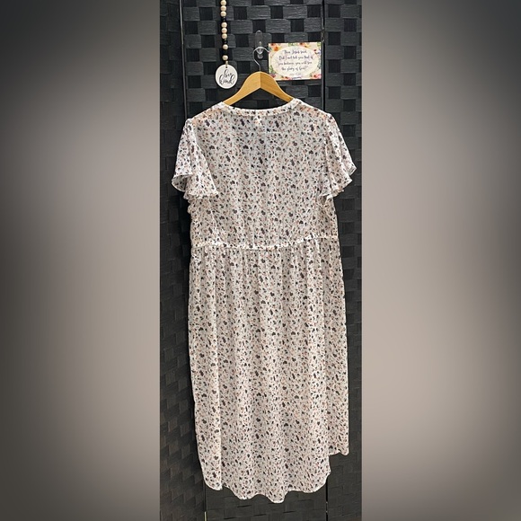 Beautiful Woman’s Sheer Duster by Torrid Size 0 (equivalent to size 12) - Picture 2 of 9